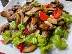 皱皮椒炒牛肝菌-缘生态云南菜·野生菌庭院餐厅(华侨城店)