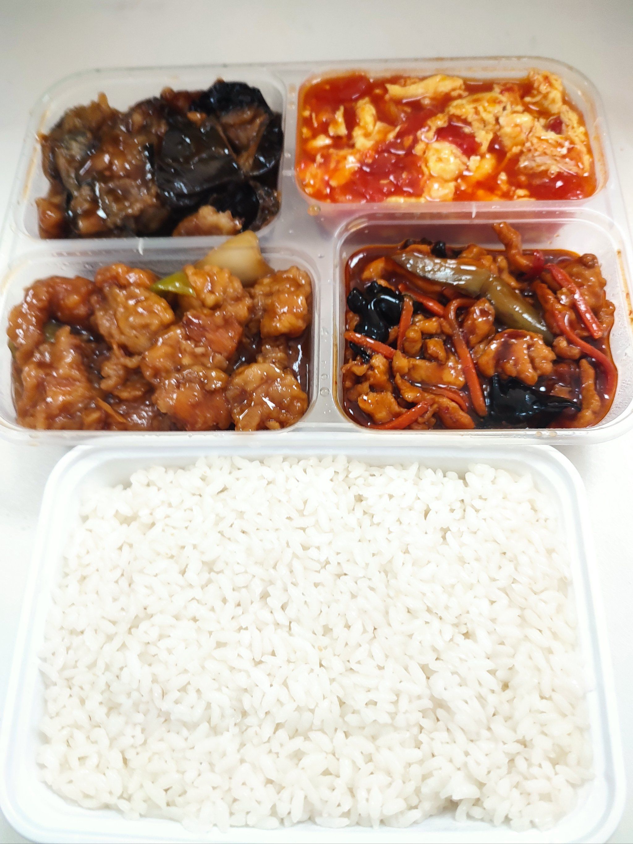 盒饭,两荤两素21.8元 量挺大,味道就是普通快餐味儿