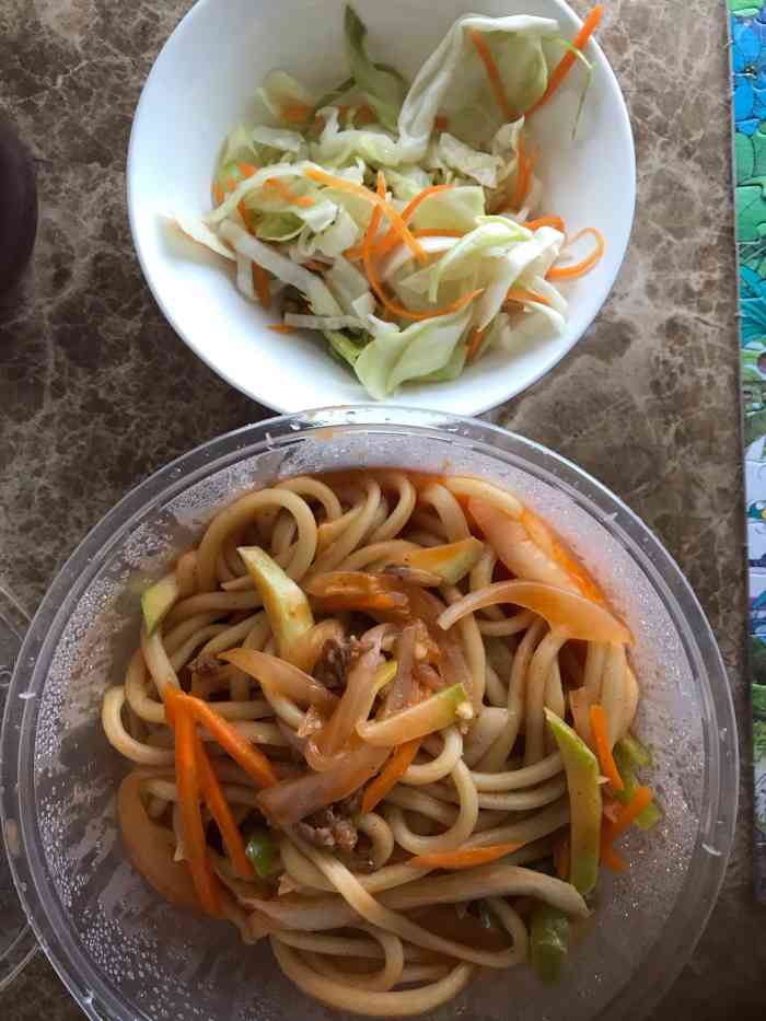 打分/人 点的外卖,牛肉炒拉面的肉是真的少,味道一般