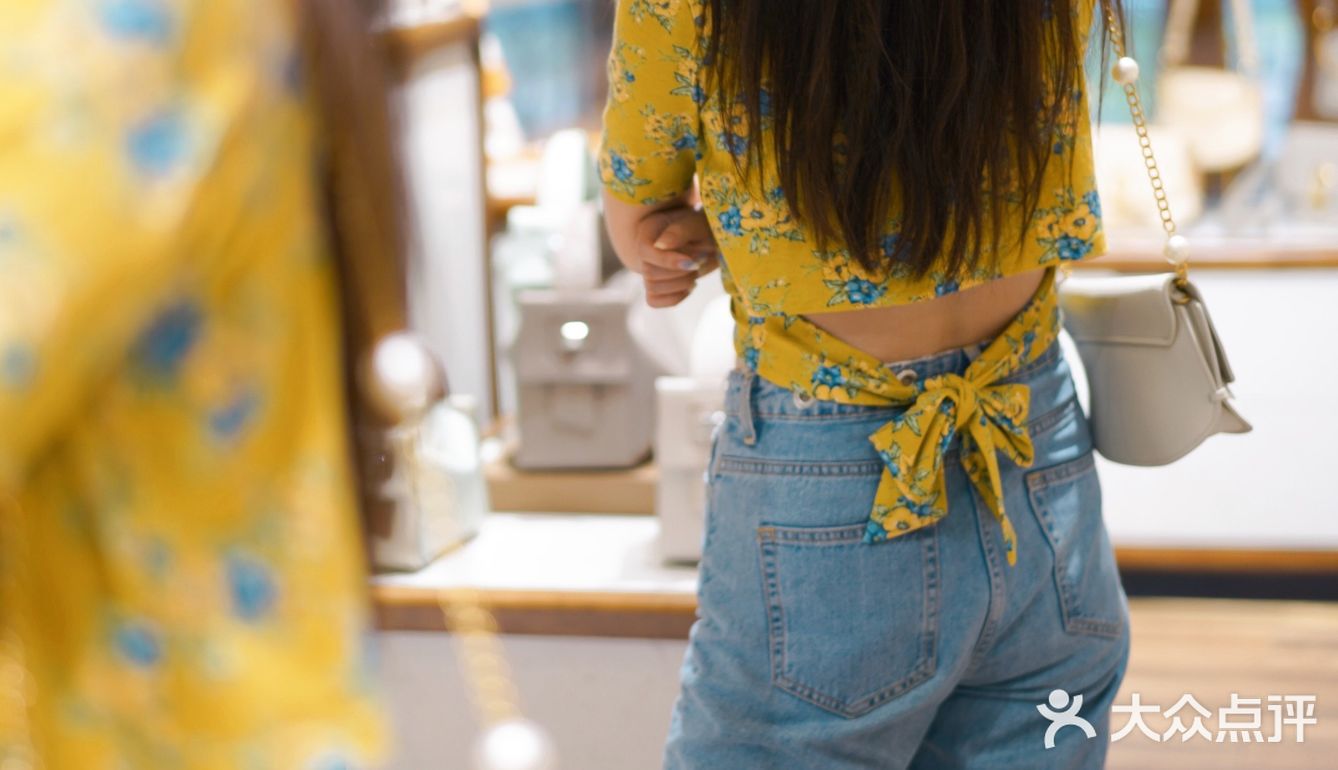 店员小姐姐介绍说是爱马仕菜篮子的同款皮质