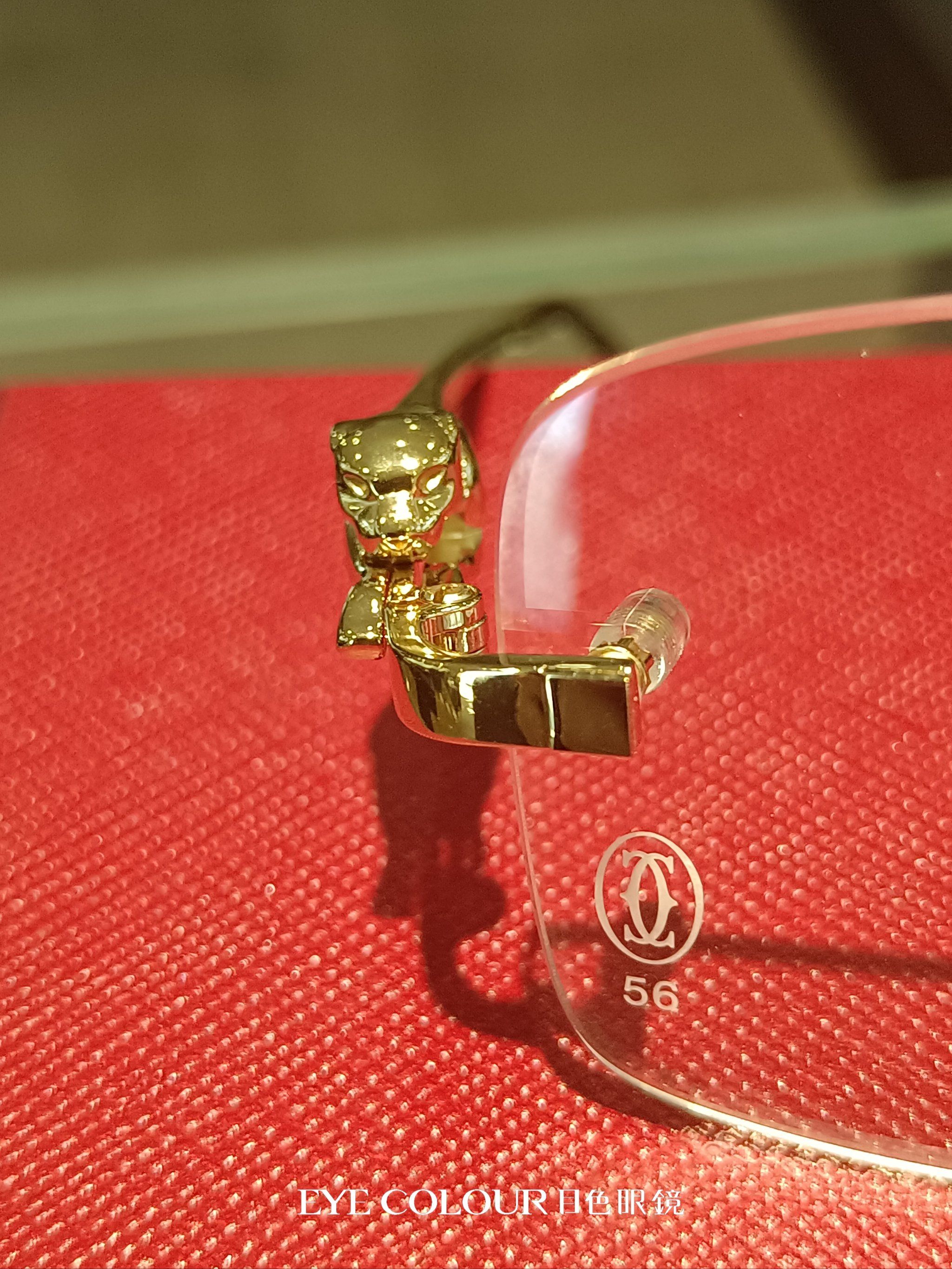 cartier猎豹系列无框眼镜,以标志性的猛扑豹雕塑为设计灵感,融合了