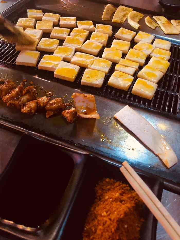 坨坨肉黔燚家小豆腐-"贵州小豆腐就是边烤边吃边烤边聊,菜品五花.