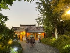 -腾冲洞山温泉村