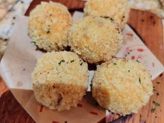 黑松露蘑菇奶油球配蒜香酱-BROWNSTONE布朗石西班牙餐厅(富城店)