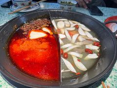 菌菇鸳鸯锅-鸿姐老火锅(疁城新天地店)