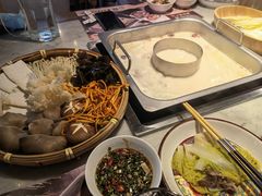 -尚尚仙·酸汤猪手·猪肚鸡火锅(华联万柳购物中心店)