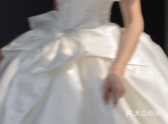 九亿少女都心动的缎面婚纱长这样