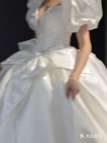 九亿少女都心动的缎面婚纱长这样