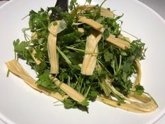 豆黄金拌三叶香-悦融琥珀·京鲁菜·海味珍品(西单店)