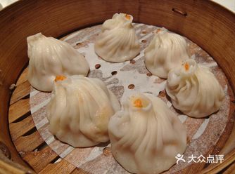 今天尝试了绿波廊的下午茶，点了虾仁春卷和蟹黄汤包