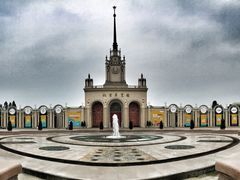 展览馆前广场-北京展览馆