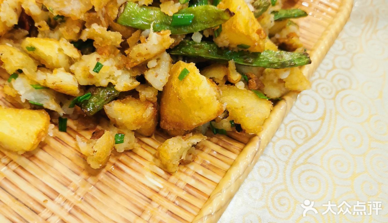 一边吃辣子鸡一边是兔!辣子鸡就是煸的很干,然后吃起很想