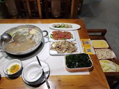 -乡土黄·鲜牛肉火锅·小龙虾(兴业街店)