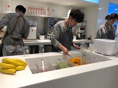 小哥在认真做牛奶hh-兰熊鲜奶(西直门凯德mall店)
