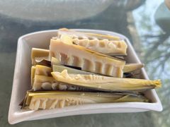 -亮河湾山庄