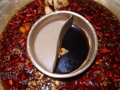 麻辣锅底-哥老官重庆美蛙鱼头(松江地中海十八哥店)