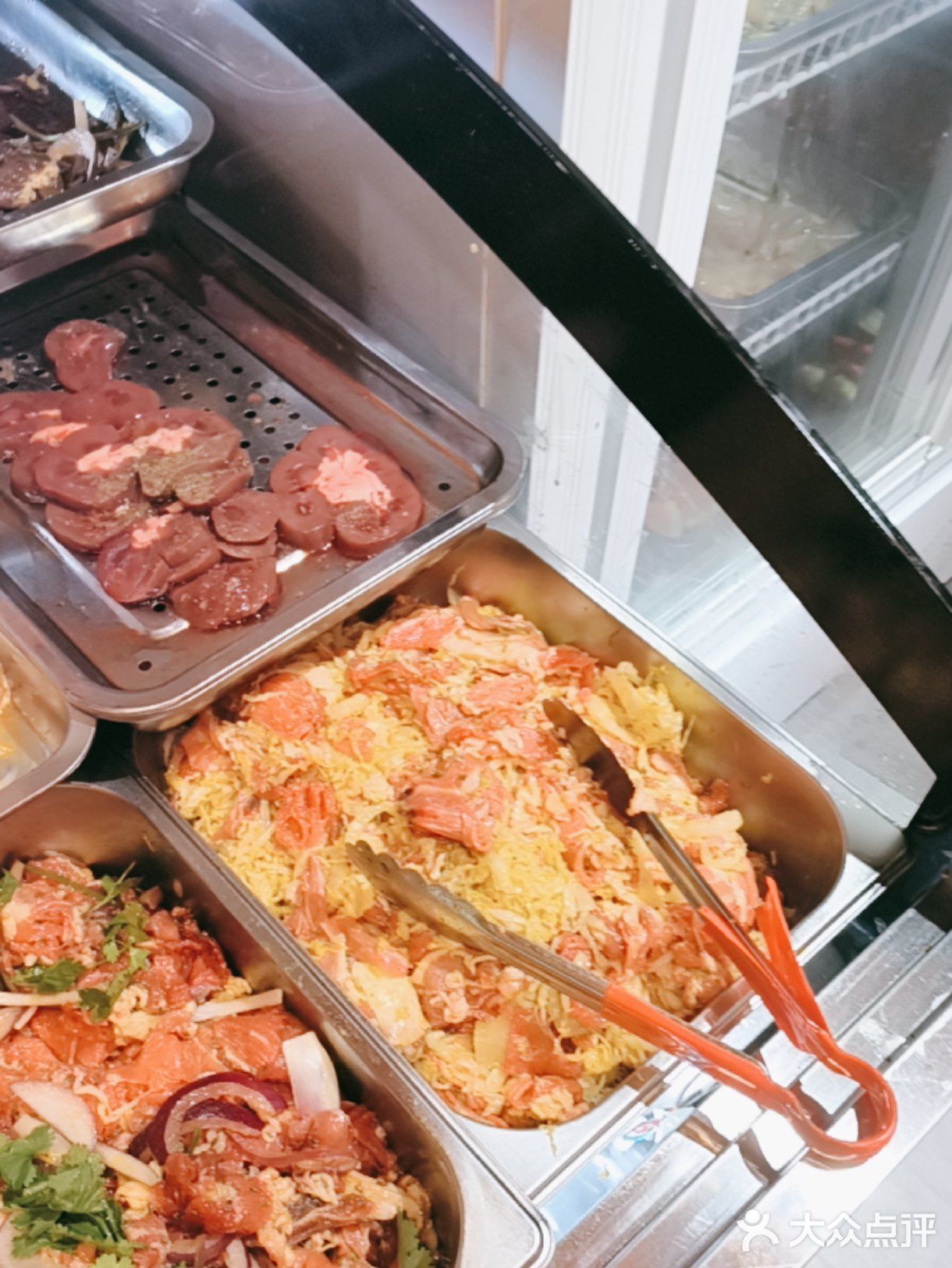 他们的烤肉口味特别地正宗，肉都鲜嫩多汁，简直停不下来