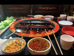 九宫格红锅&nbsp;牛油-矮板凳老火锅(宽窄巷子店)