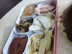 -猪三哥肥肠鸡川菜小炒