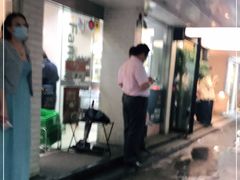 -全家便利店(襄阳南路店)