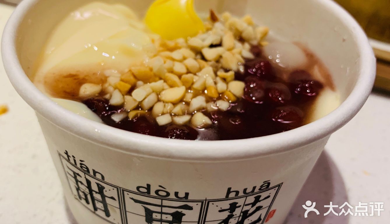 自带一道菜的量。拿个手环明档自选涮品，品种很齐全