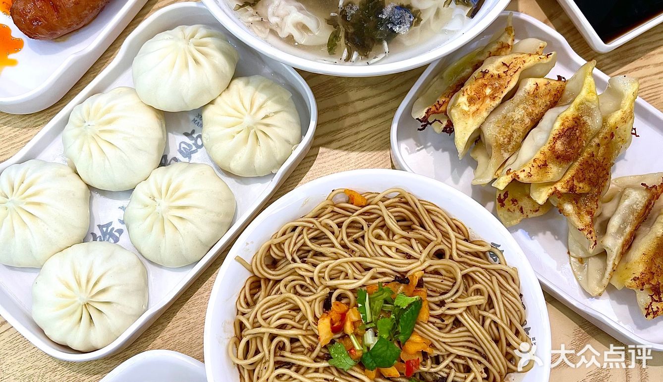 杭州美食｜蛮不讲理的香脆！一口爆汁的鲜肉锅贴