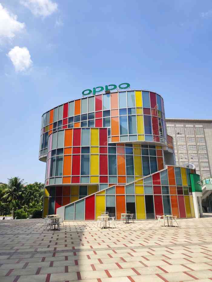 还是去附近的商场走一走吧,来到海垦广场,真的是里面的人好少,地方