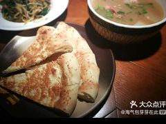 羊肉汤配烤馕-楼兰新疆主题餐厅(苏州中心店)