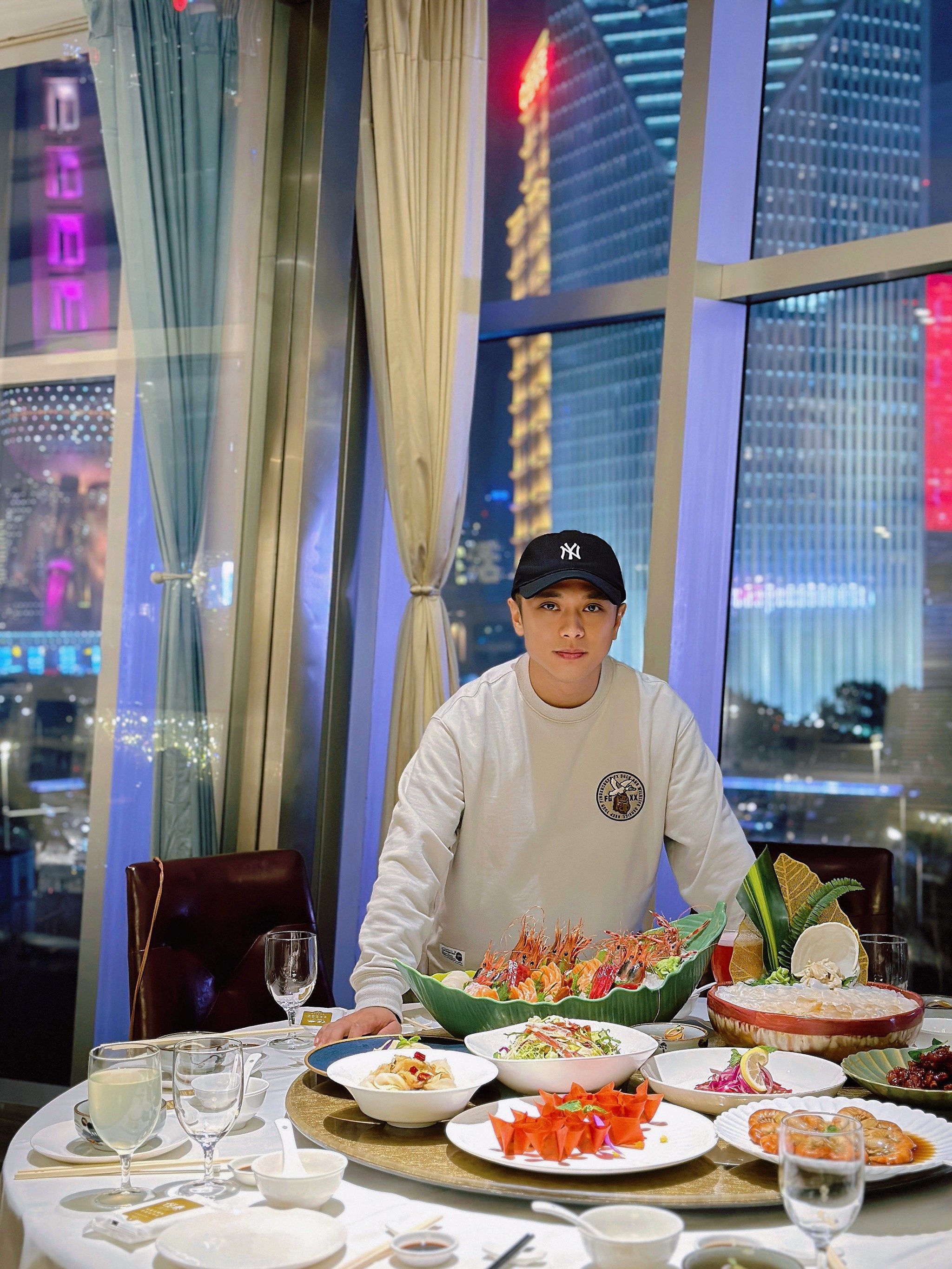 这家名叫悦泰环球美食自助的餐厅,不仅提供各式各样的美食,还有绝佳的