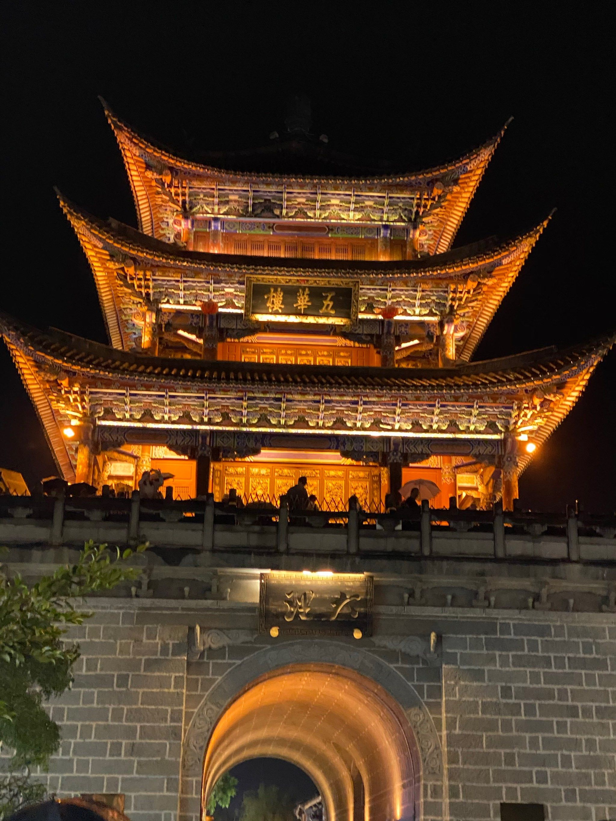 大理古城六朝古都.世代有白族等少数民族,聚居于此.