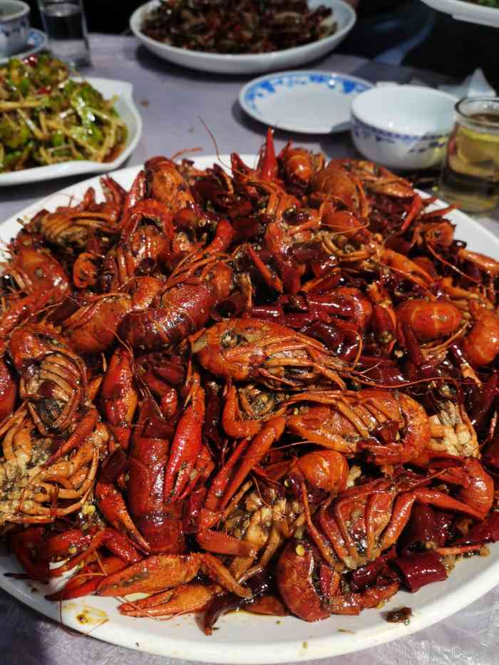 一条街的美食,我也是找盆友问的地方,放假人多的时候不好停车,停得远