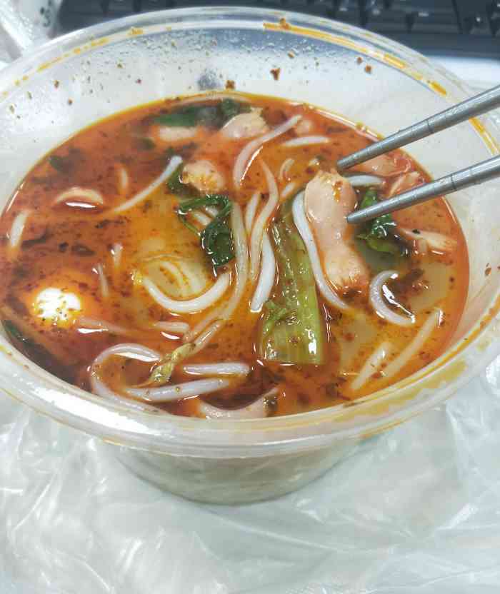 凤豪云南过桥米线-"加班叫的外卖,送过来很烫,虾滑要吐槽下,.