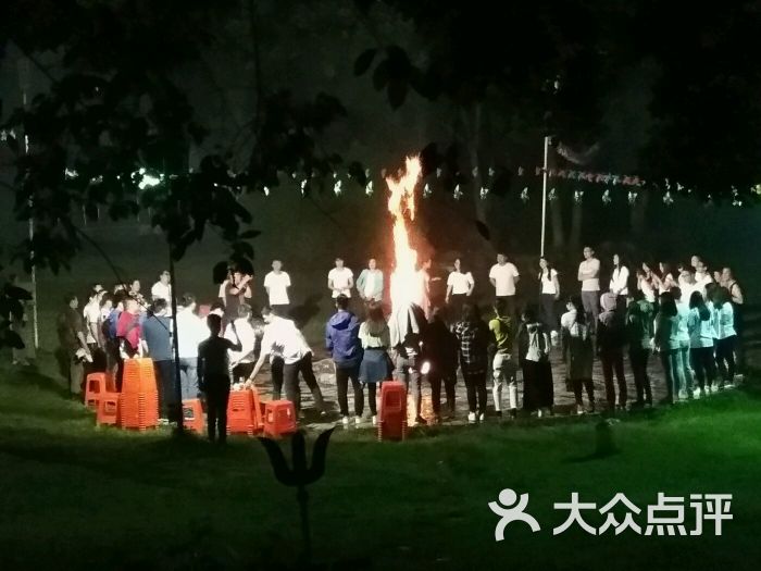 桐庐奇森户外运动有限公司在森林公园里参加篝火晚会 体验啤酒与烧烤