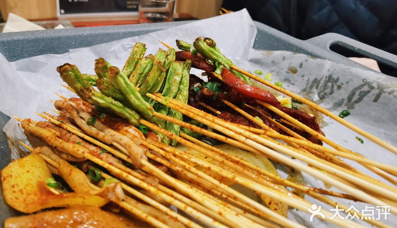 只有三四张桌子，我们晚上去的时候运气比较好还有位置