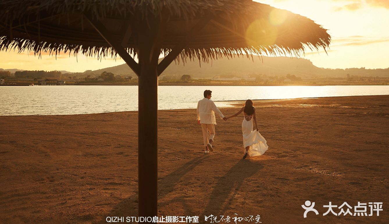 暖色系水景黄昏婚纱照