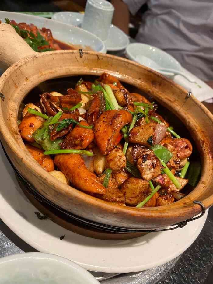 鹅城粤菜馆(万德庄店)-"想吃煲仔饭了,点评搜的一家,以煲为主的餐.