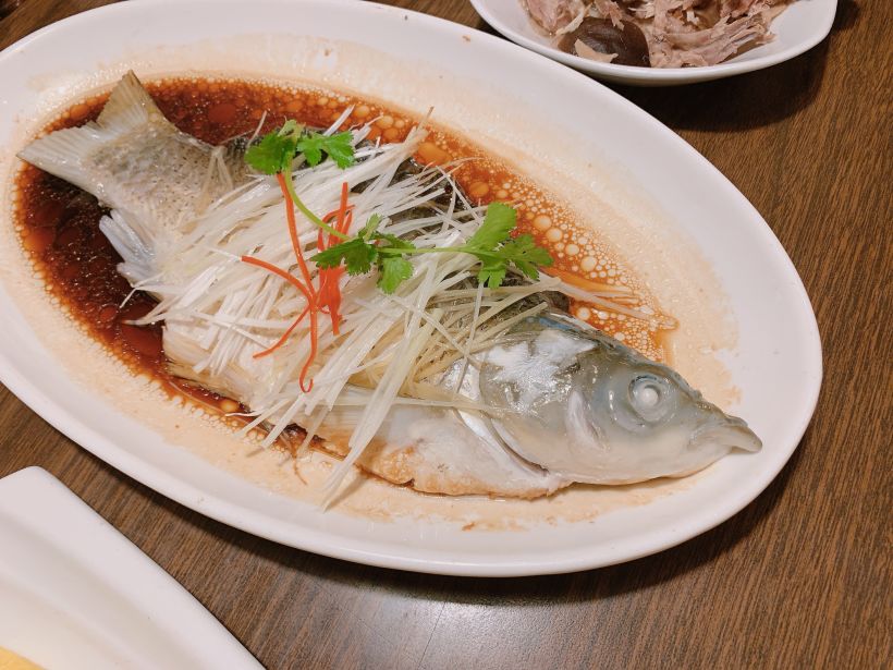 清蒸鲩鱼,鱼肉特别的细腻,肉质特别特别的鲜美,厉害了,这个厨师.