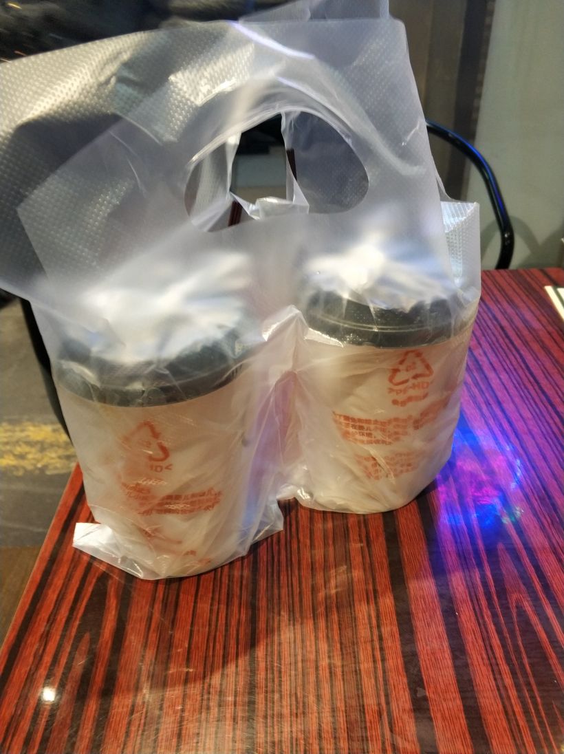 老细好细心,两杯奶茶打包得很好,奶茶也很丝滑,奶味和茶味都很好,值得