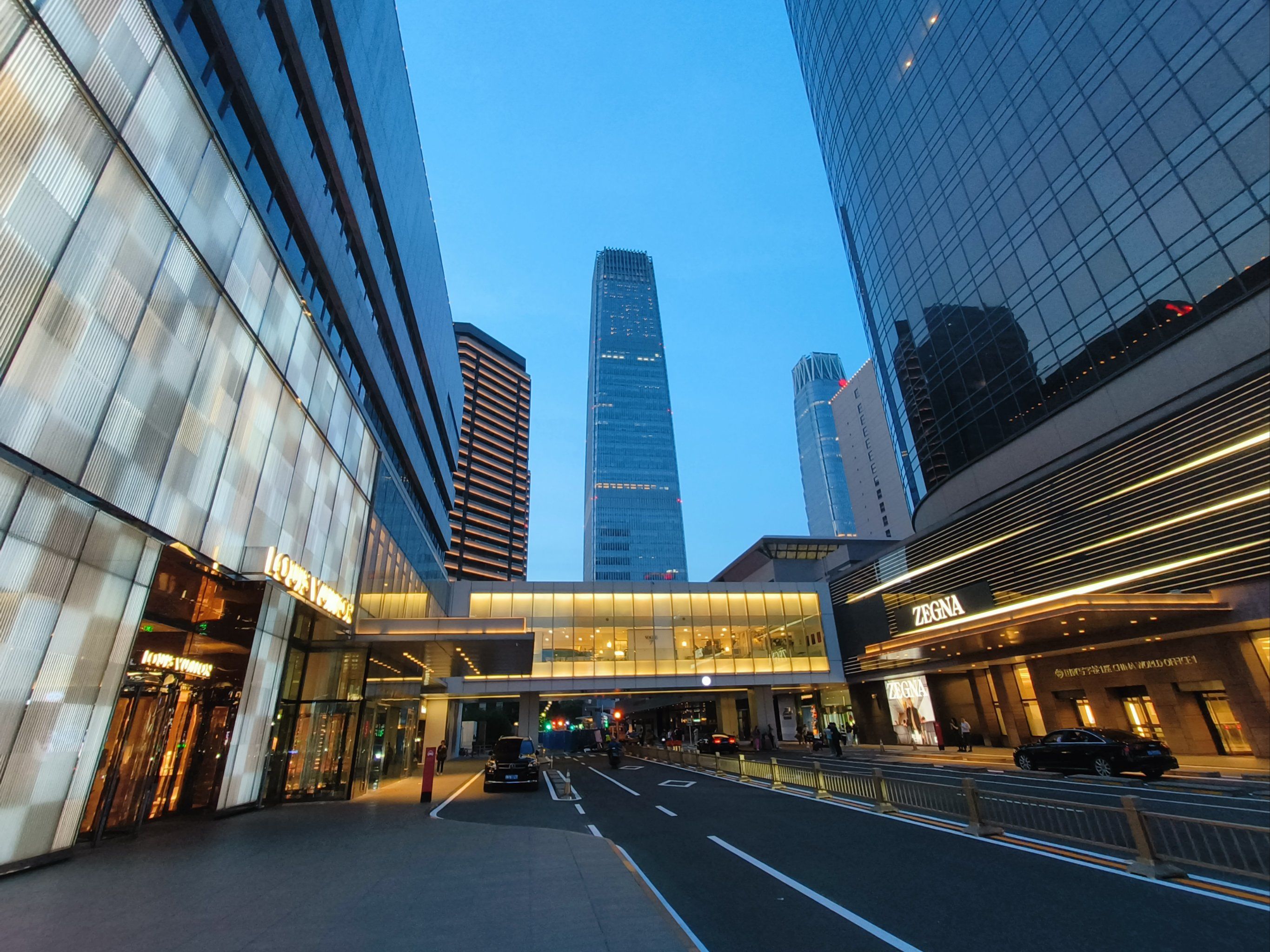 国贸就像巨人一样屹立在大街上,它得独特标识