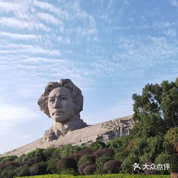 去橘子洲需要预约噢!在景点入口直接扫二维码就可以预约