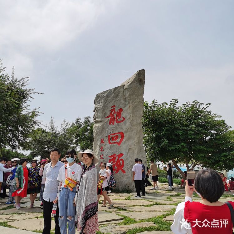龙回头位于辽宁省兴城市，龙湾海滨浴场以南2公里处