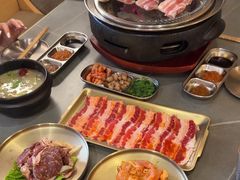 -围炉肉舍•炭烤活鳗•丹东海鲜烤肉(步行街店)