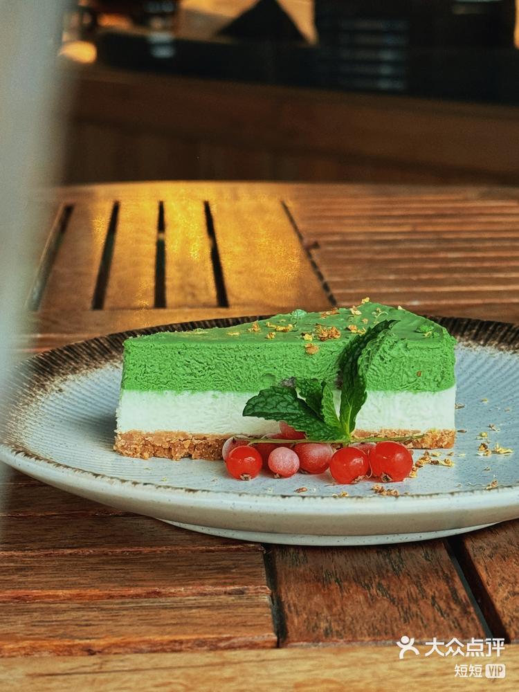 浓郁抹茶蛋糕和巧克力拿铁春日暖暖下午茶