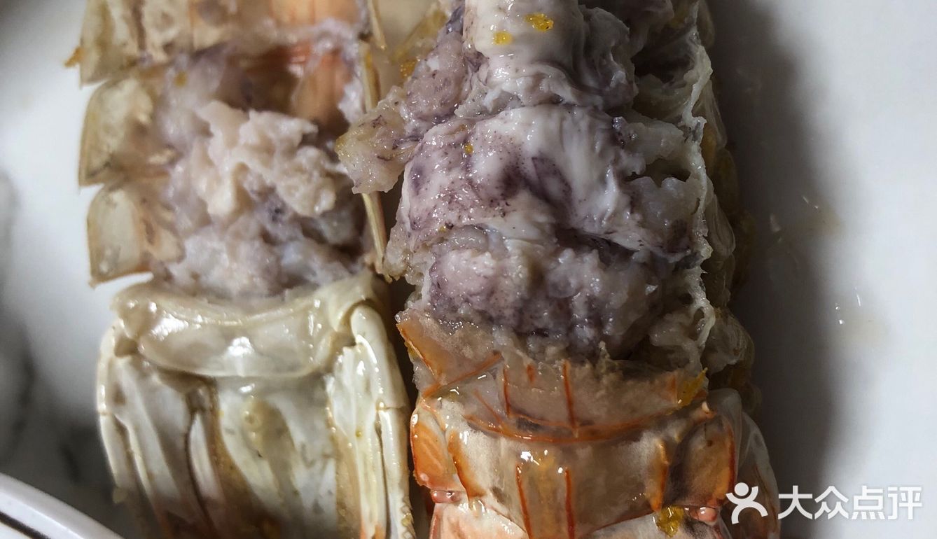 室内环境蛮大的，前面摆满海鲜，后面都是座位。服务