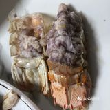 室内环境蛮大的，前面摆满海鲜，后面都是座位。服务