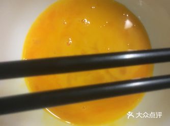 再放入适量的盐和少量的酱油。总体:味道不错,很好吃的说