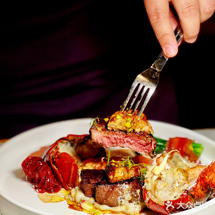 高甜预警｜情人节氛围拉满的烛光晚餐🌹餐厅一楼是玫瑰花花海～