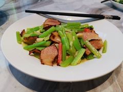 芹菜炒腊肉-张刚餐饮(春晓馨苑店)