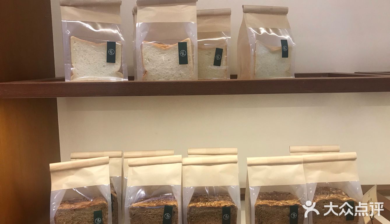 是由夹心的，外层有点硬，奶香，椰蓉好像
