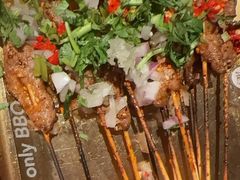 -何师烧烤·小龙虾·江湖川菜·精酿啤酒(成温店)